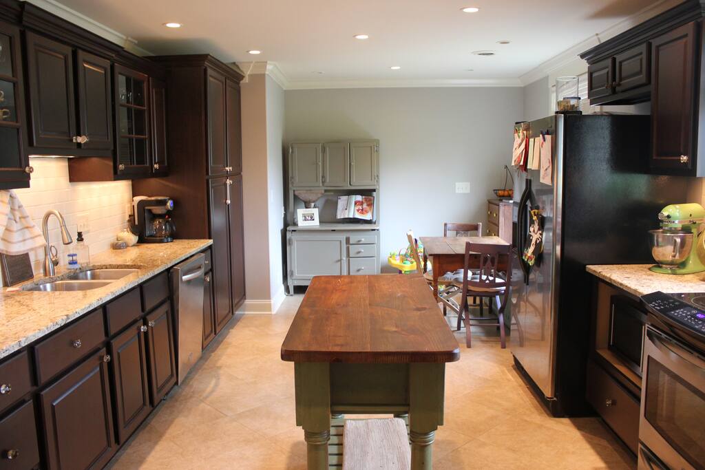 Full kitchen, with a breakfast nook, ready to be cooked in!