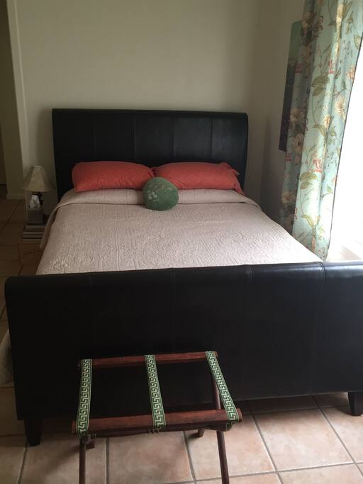 Queen sized Temper Pedic bed with freshly washed cotton linens. Bed positioned on east wall allowing you to watch TV from bed too.