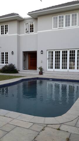 Home in Rondebosch, Cape Town gallery image 3
