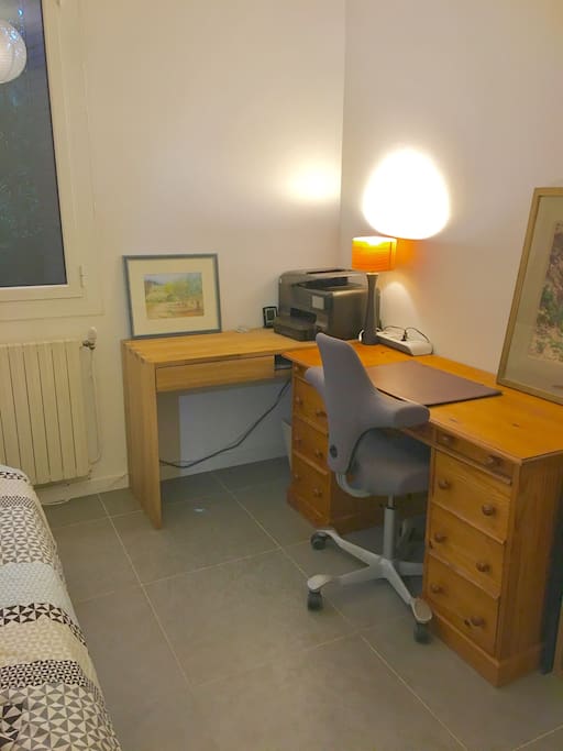 Bureau avec prise ethernet, wifi, multiprise électrique, imprimante.