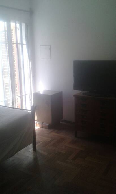 cuarto confortable e iluminado con tv apple tv Netflix. placard. ventilador de techo