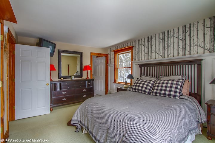 ห้องนอนใหญ่มีทางเข้าห้องน้ำในตัว