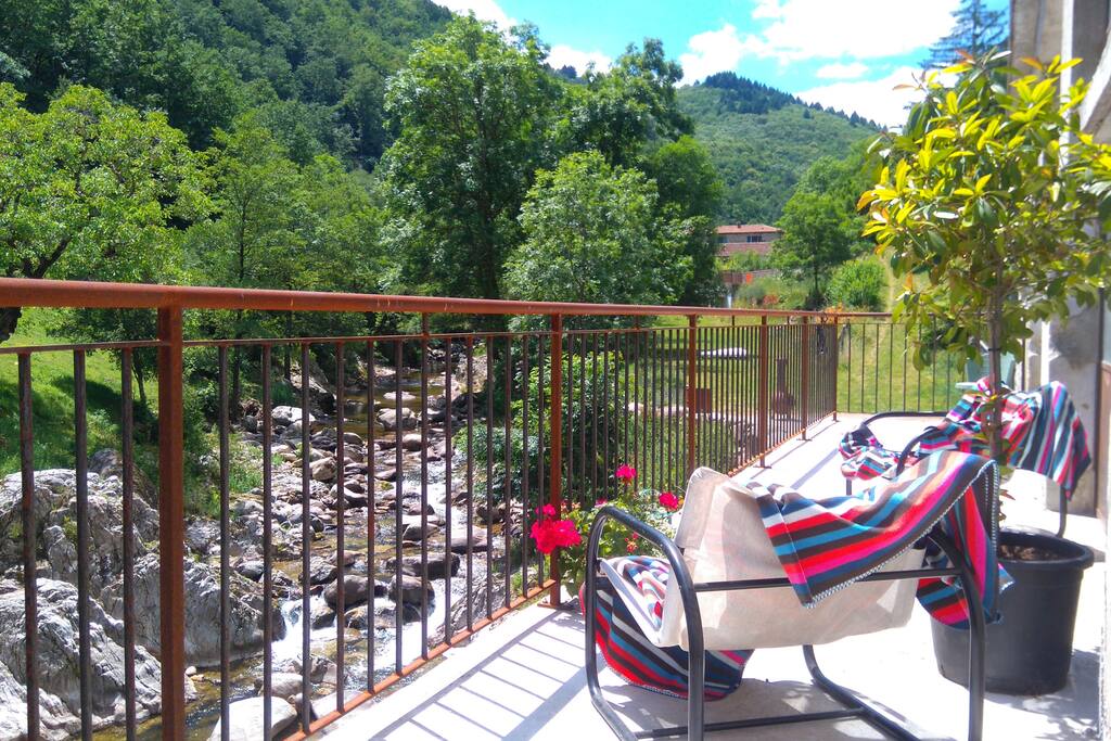 Terrasse du Sous-sol au bord du rivière