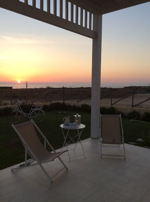 "La Scogliera" beachfront villa