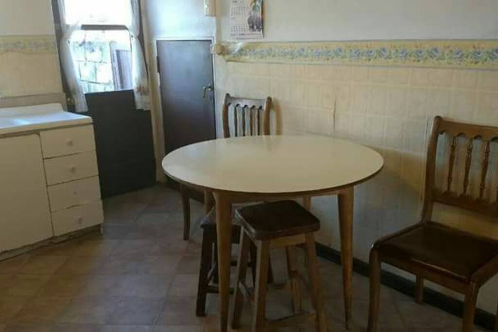 Mesa redonda, con higienica cubierta para limpiar,puerta de acceso al alojamiento,se entrega llave.