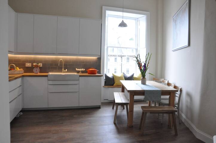 Large and bright 2nd floor city centre apartment gallery image 2