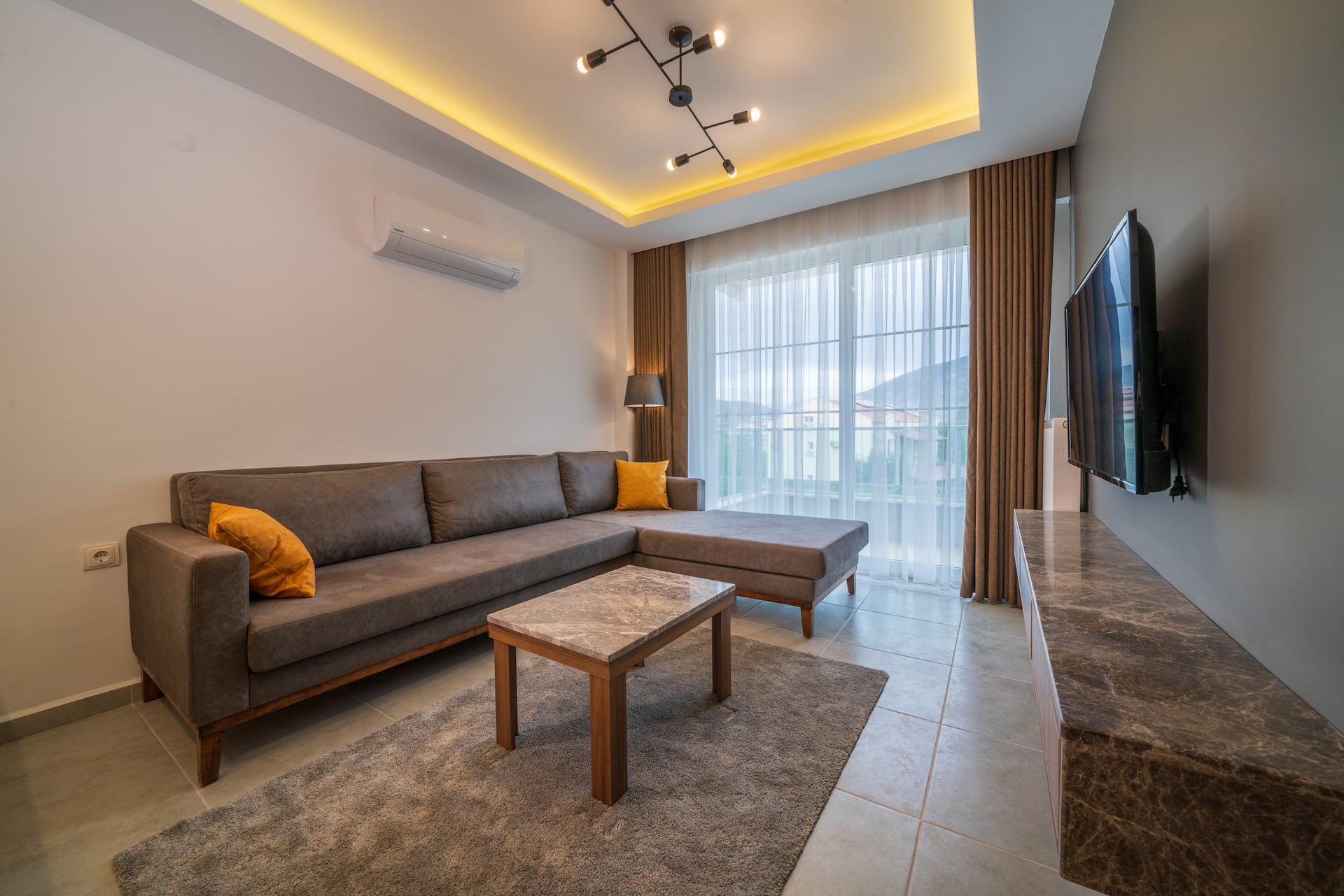 Midpoint Suites - Deluxe Suite 105 — photo 5
