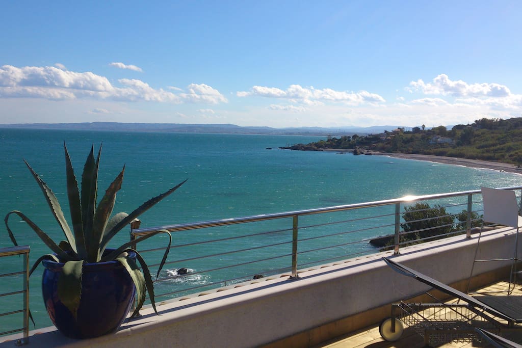La vista spettacolare dalla nostra terrazza a picco sul mare.