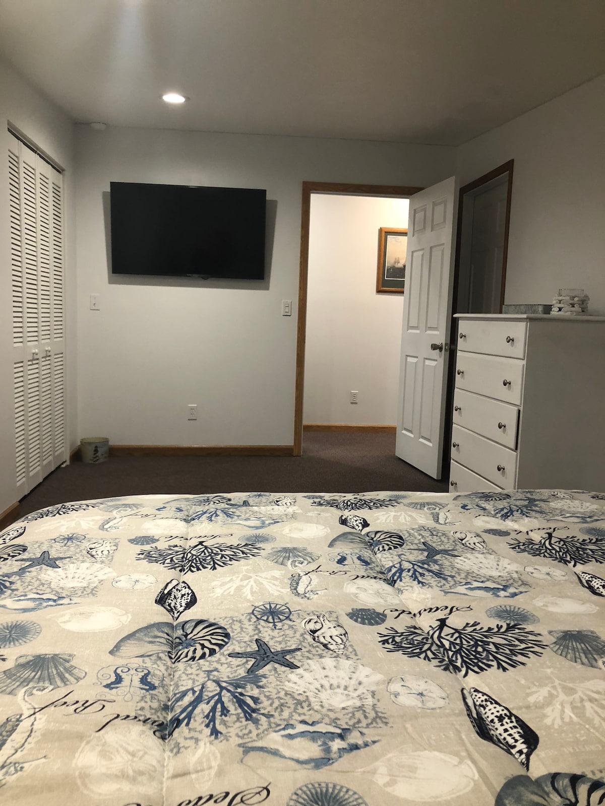 Chumba cha kulala kwenye ngazi ya pili na kitanda cha malkia