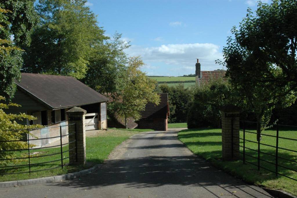 Private driveway with 2 stable blocks