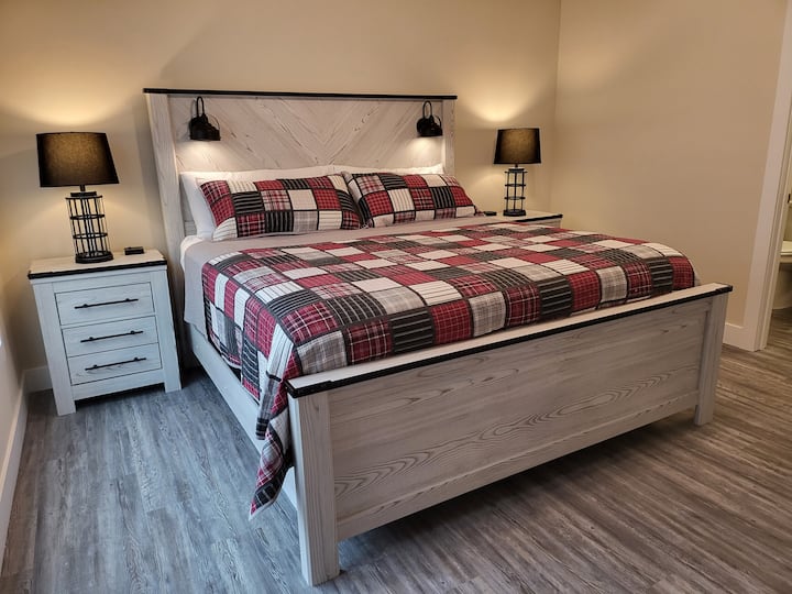 ძირითადი სართული: მთავარი საძინებელი 1 პირადი სააბაზანოთი. საწოლი 193×203 სმ.