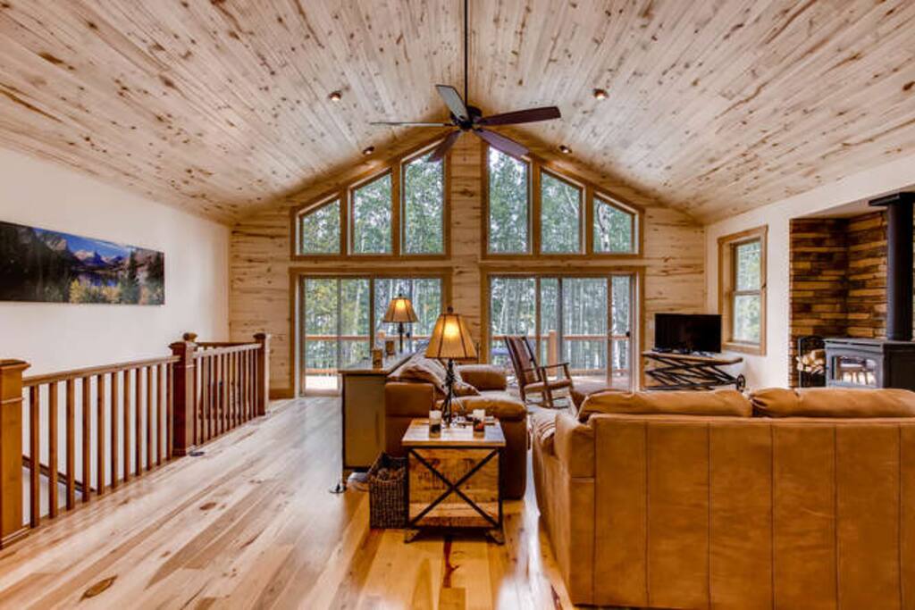 Floor to ceiling windows that offer lots of light and gorgeous views.