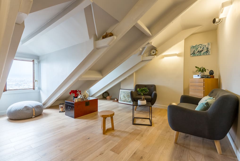 Salon avec 3 fenêtres plein sud.
Aucun vis à vis
