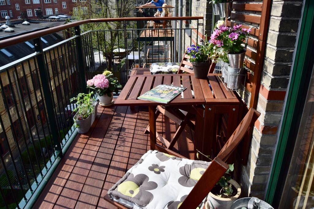 Nice balcony with morning Sun, tablet for 6 people.