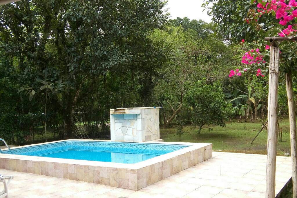 Piscina e pomar
