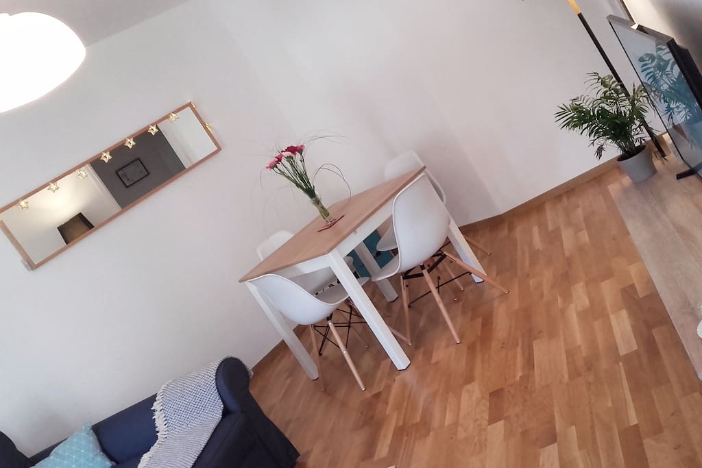 Suite du salon où vous pourrez manger sur cette table avec rallonge.