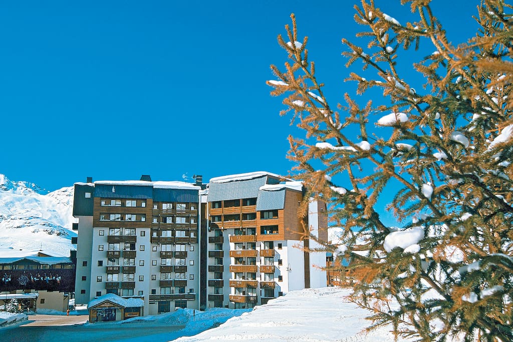 Ski to door building