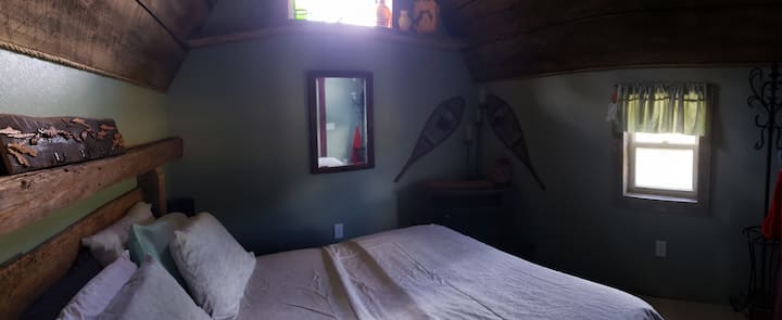 Spálňa zrubu má vysoké stropy, elektronický kozub.
Pridanie bolo dokončené v januári 2021, vďaka čomu má chata krásnu spálňu na samote.  Tento priestor bol zdobený lesom zo 100-ročnej stodoly na našom pozemku.