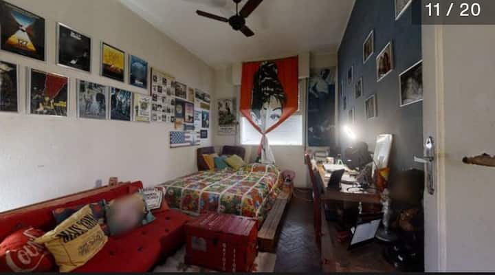 Спална соба со 1 брачен кревет (душек на НАСА) и двоен кауч на спуштање Futton. Во него се сместени 4 лица. Тавански вентилатор и кабелска телевизија.