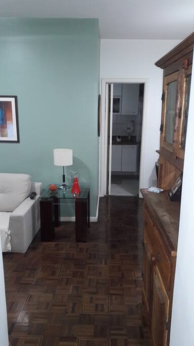 Corredor pra sala e nos fundos a entrada para a cozinha.