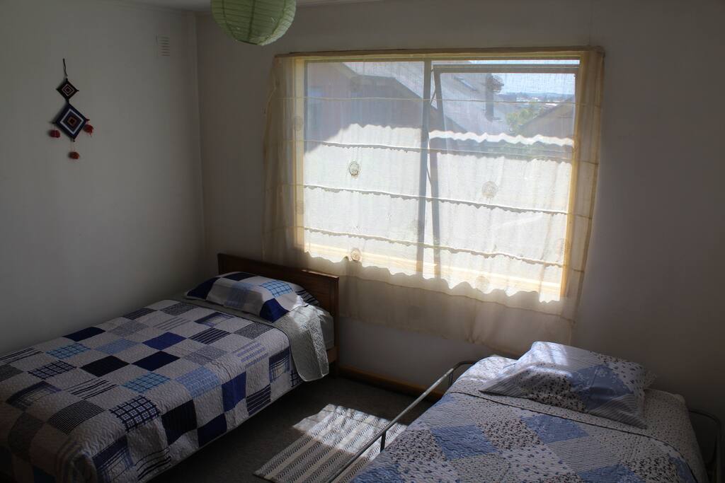 Disfruta de una amplia habitación, muy buena iluminación, baño privado.