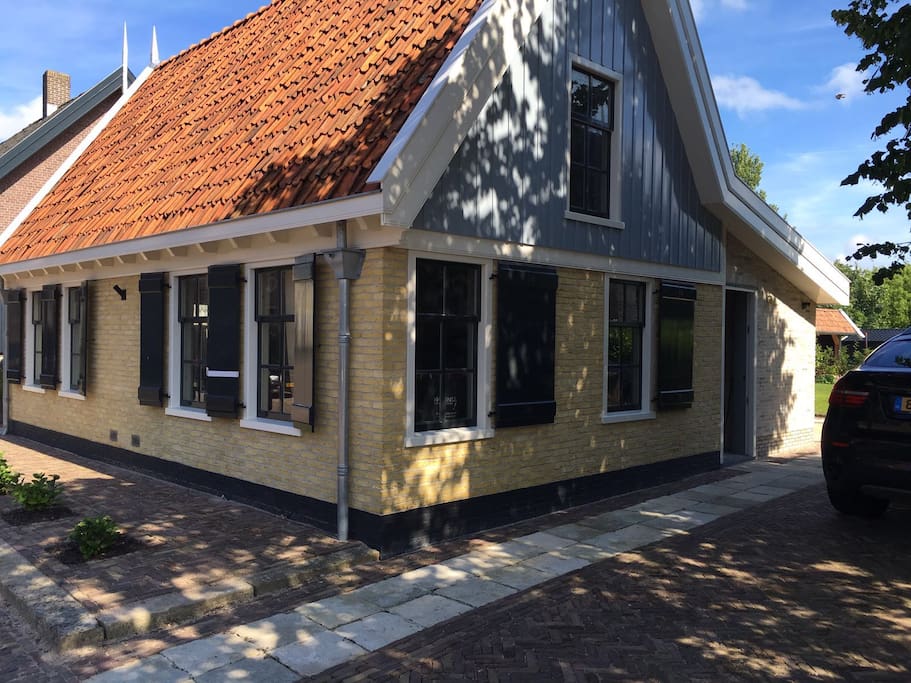 Parkeergelegenheid voor 1 auto op eigen terrein.