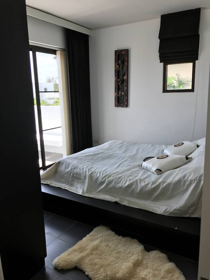 Glavna spavaća soba s izlazom na terasu 