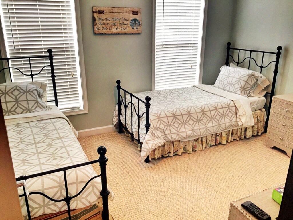 חדר שינה שלישי. שתי מיטות יחיד.