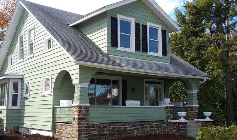 Beautiful Bungalow In Charming Beverly Hills