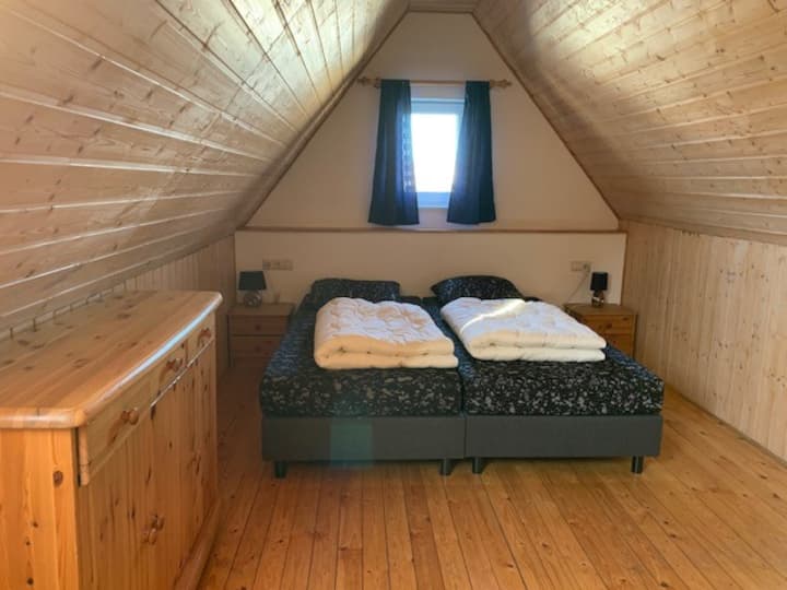 阁楼层的2号卧室有四张单人床 