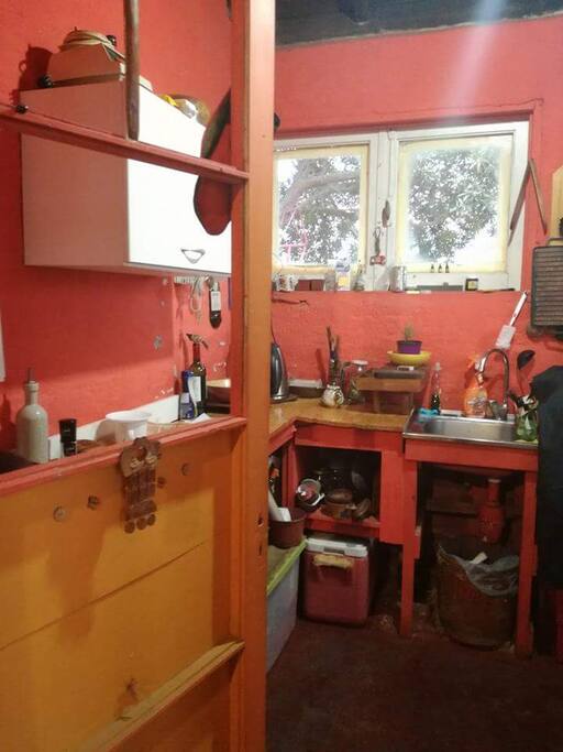 Cocina pequeña con horno electico, refrigerador y congelador amplios.