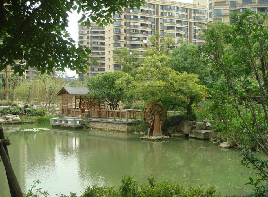 小区里亭台水榭都是风景