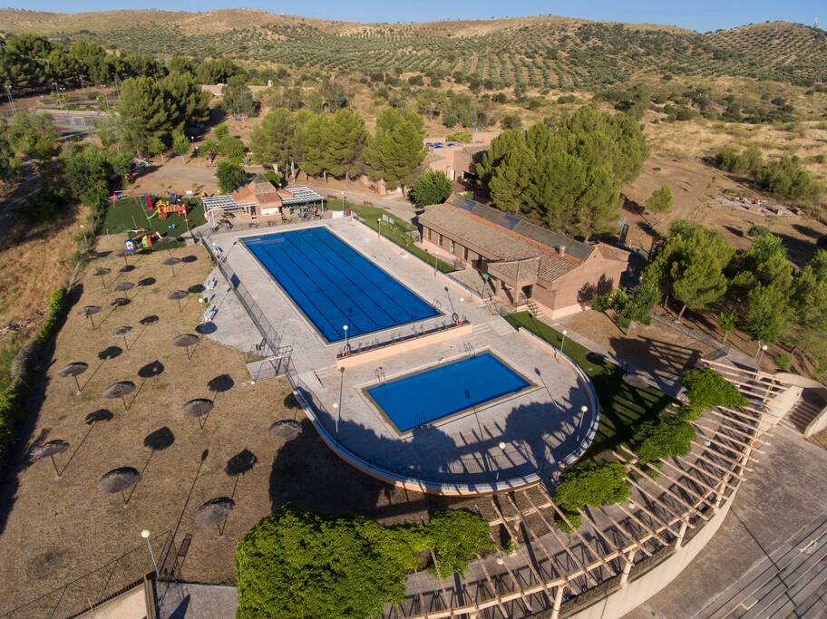 Piscinas y zonas verdes