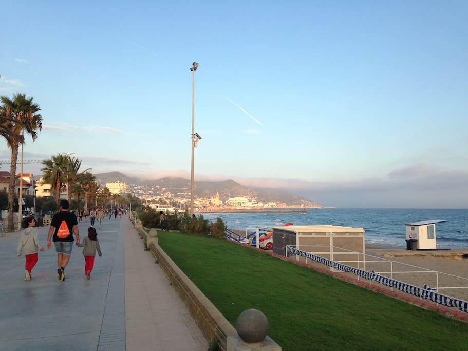Promenade and beach are less than one minute from the apartment