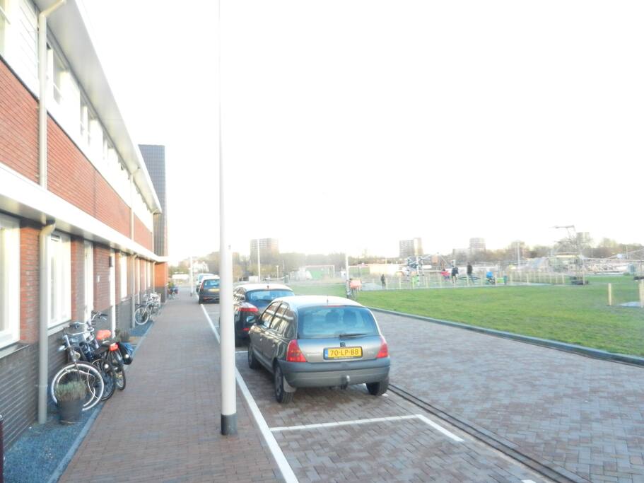 Bouwjaar 2015, plantsoen met 3 speeltuintjes, 50 meter van water