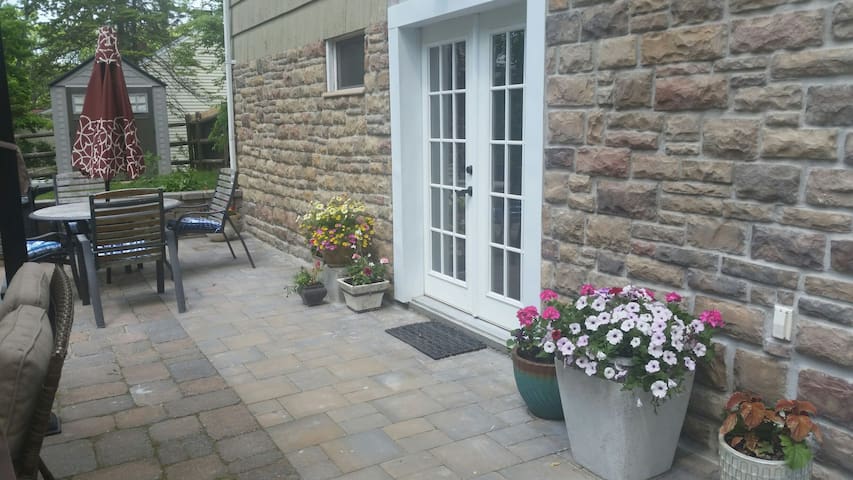 Immaculate 1 bedrm, pvt entrance, 9 min walk bus