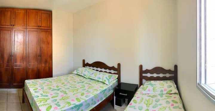 Dormitorio 2: una cama doble y una cama individual, con armario