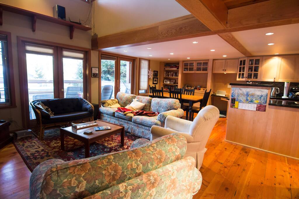 Comfy living room for Après. Views of Sprout & the lake.