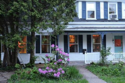 3 Suites, Great Room, 15 to Old Port, walk to town