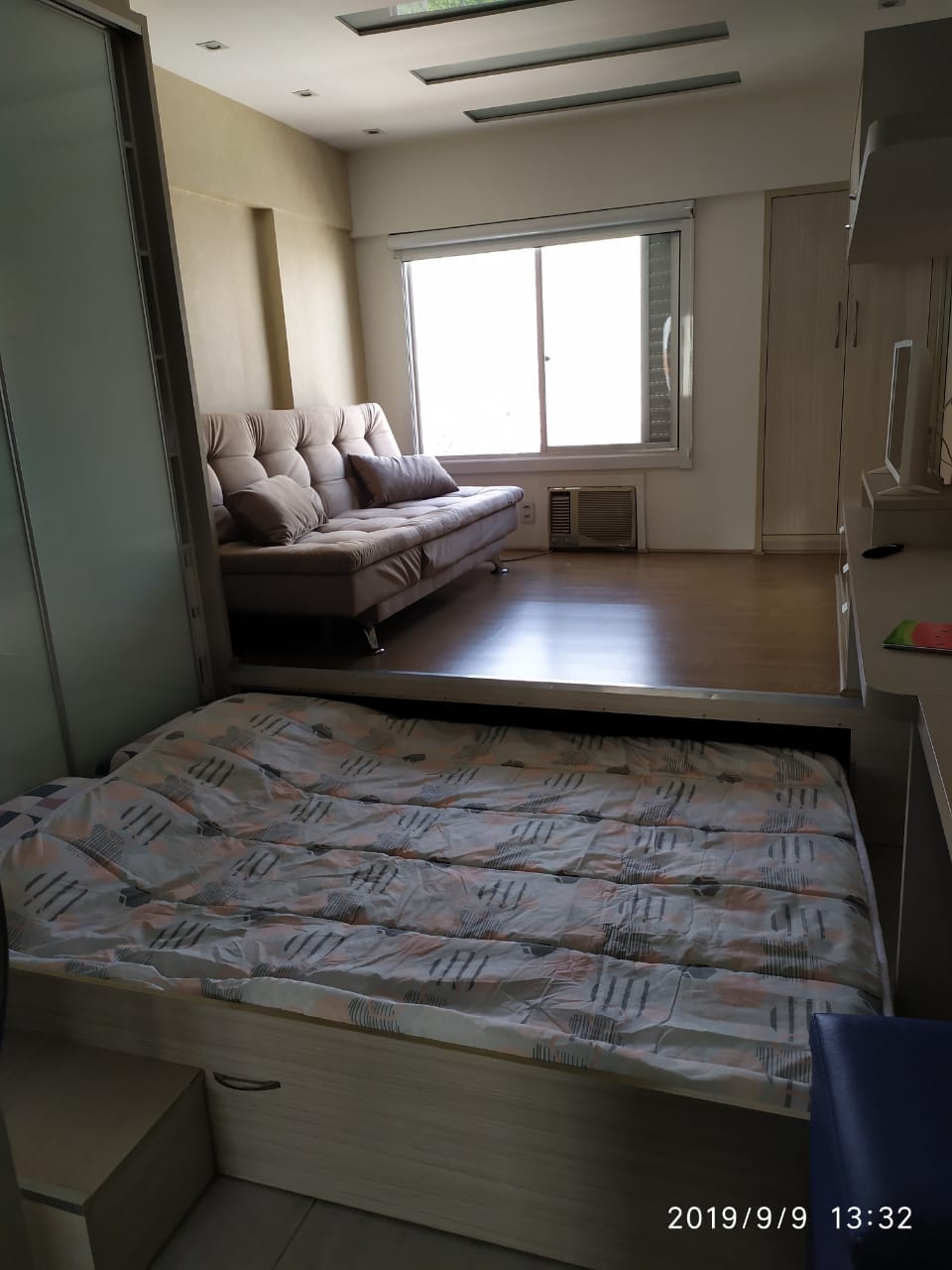 Всекидневна/Спалня с разтегателен диван и двойно легло, което е под пода.