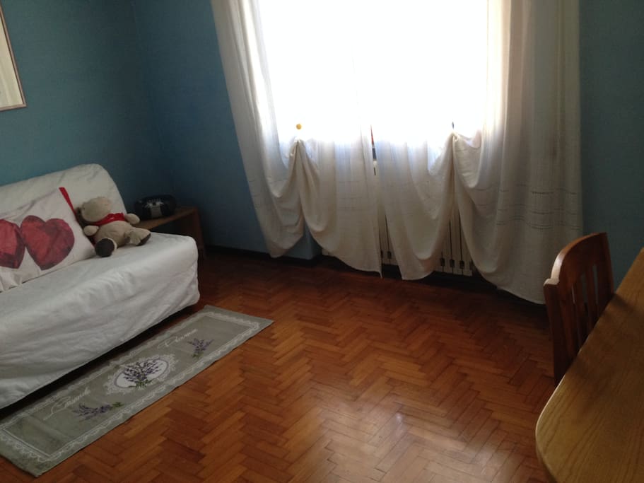 camera-studio con divano letto