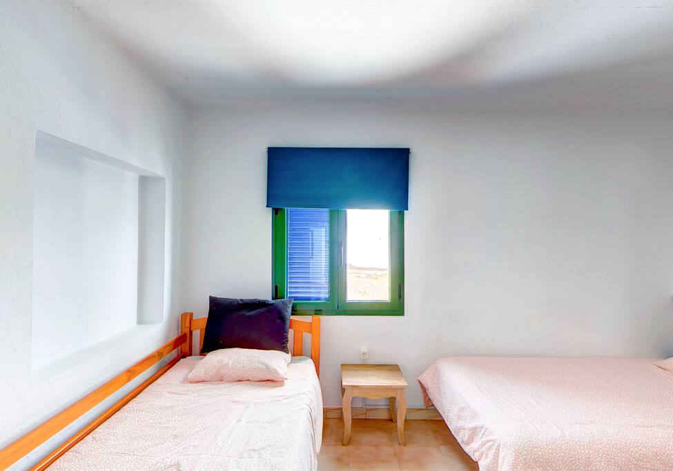 Hab/compartida La izquierda en
planta alta, vistas a la entrada y terraza principal. 2 camas, 1 litera, 4 pax por hab.