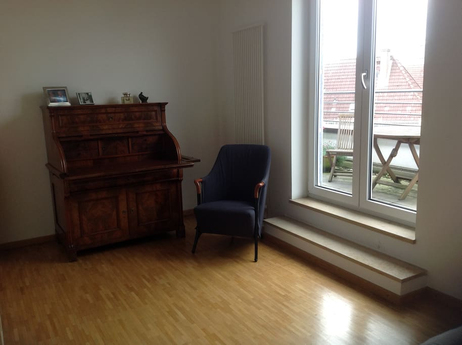 Sessel und Schreibtisch