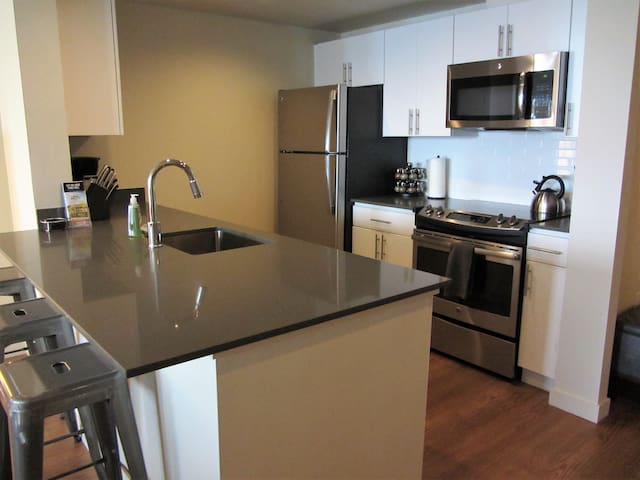 Harbor Steps~~A block to Pike Place! Water Views! gallery image 2