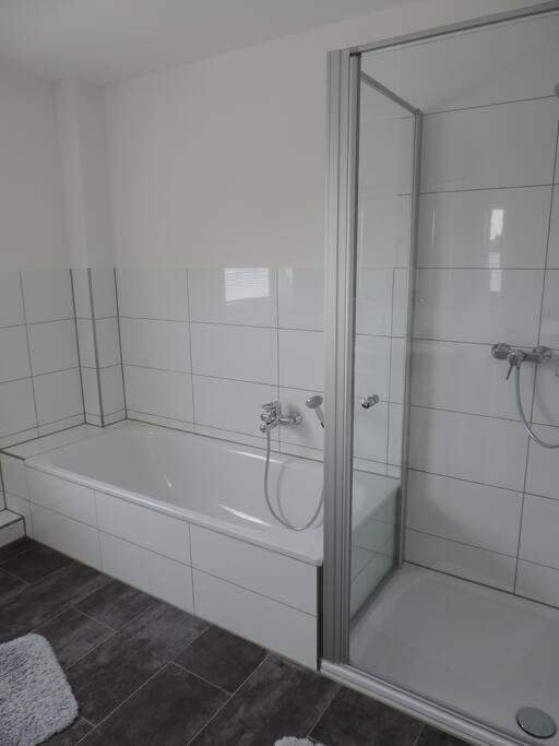 großes Vollbad mit Dusch- und Badewanne