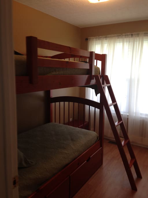 3rd bedroom, there are also 2 roll away beds in the closet.