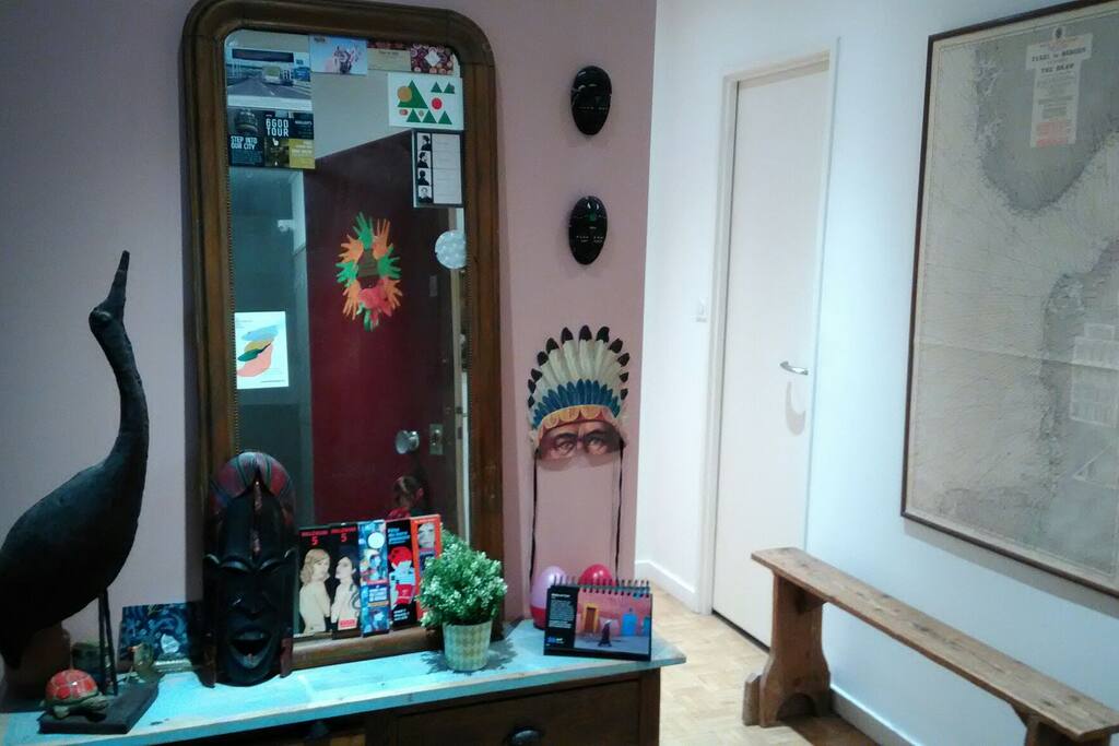 Bienvenue chez nous : l'entrée avec vue sur le couloir desservant les chambres