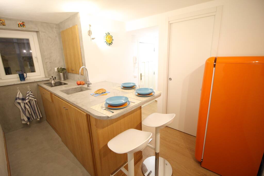 Zona cucina con penisola attrezzata