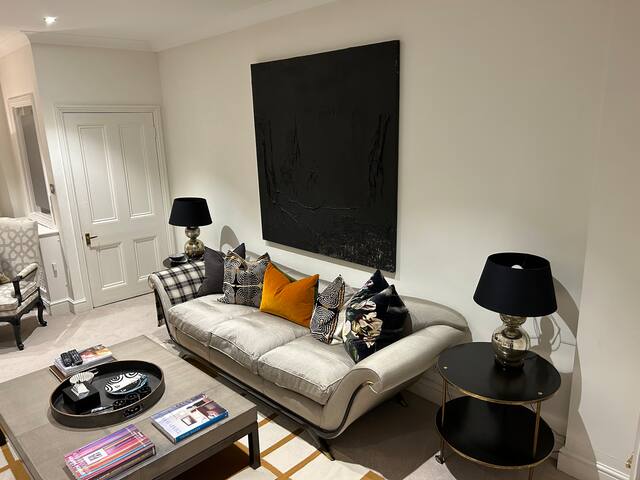 THE Quintessential Chelsea Muse gallery image 5