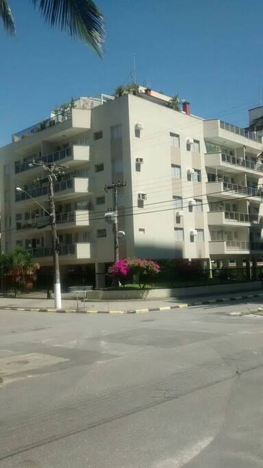 Prédio Conservado, mas o apto não tem varanda.